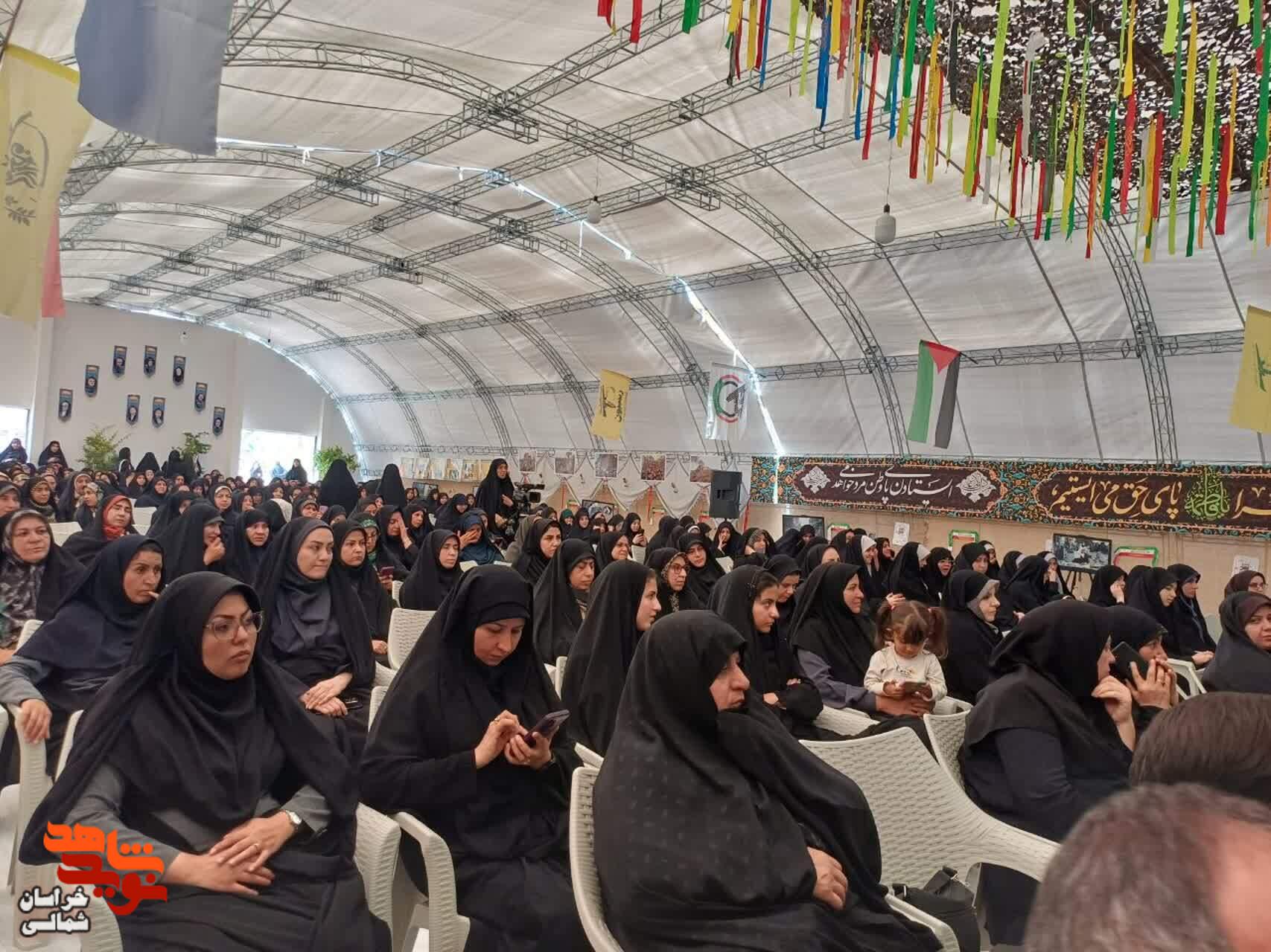 تصاویر/ آیین رونمایی از کتاب و تجلیل از خانواده شهدا در همایش «نغمه‌های ایثار» در خراسان شمالی