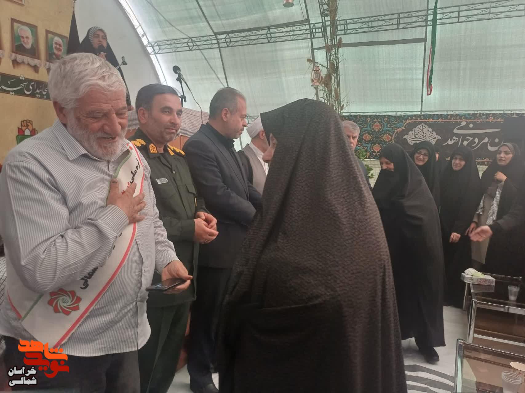 تصاویر/ آیین رونمایی از کتاب و تجلیل از خانواده شهدا در همایش «نغمه‌های ایثار» در خراسان شمالی