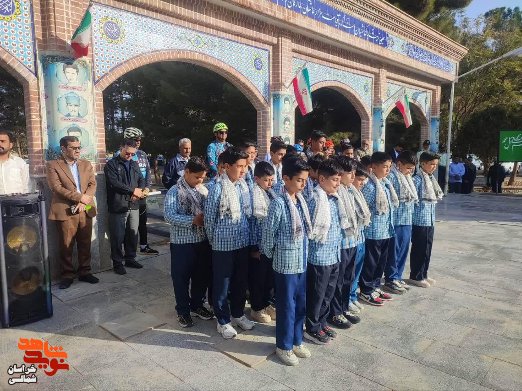 گزارش تصویری/ غبارروبی و عطر افشانی گلزار شهدا 