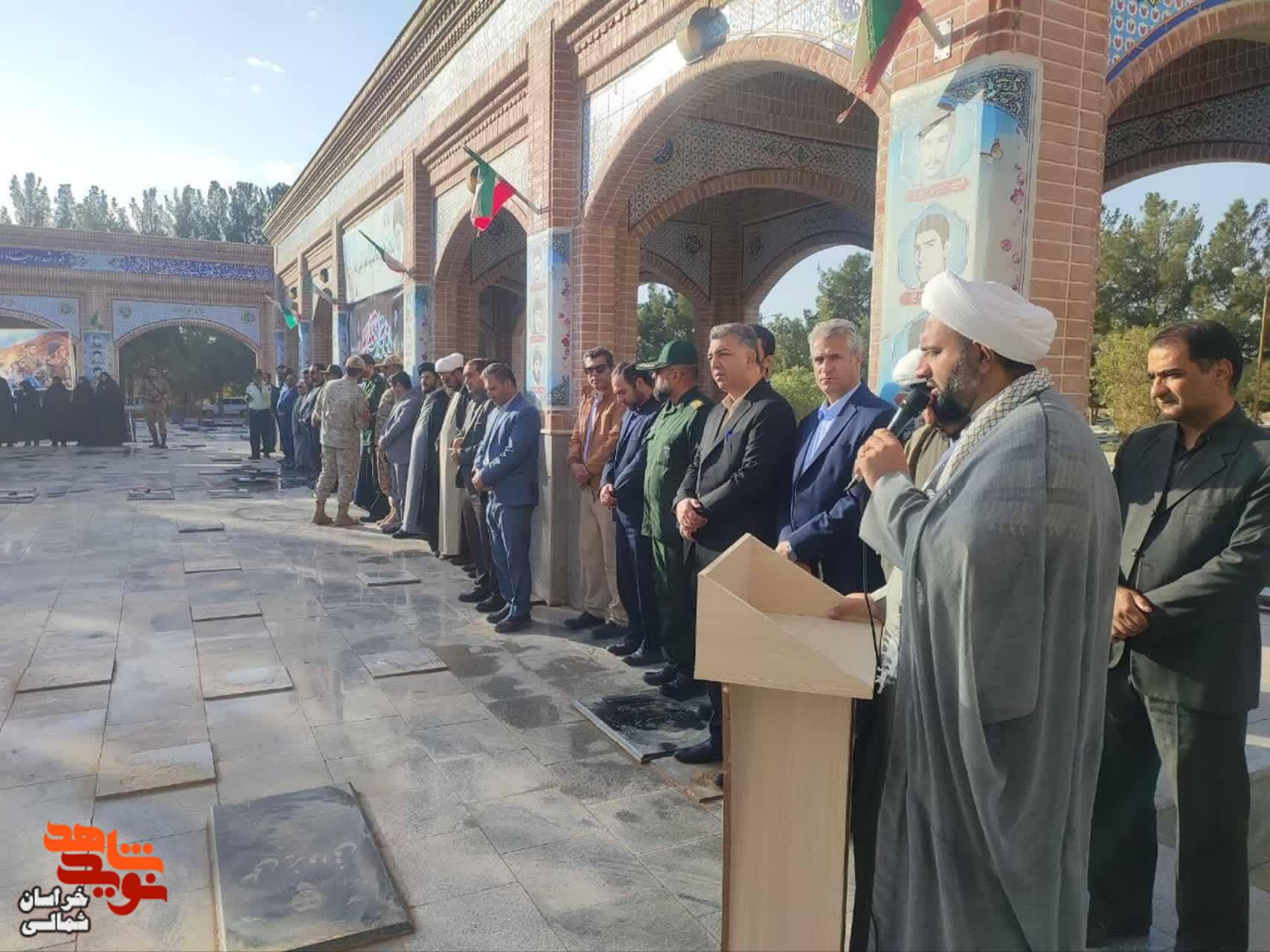 گزارش تصویری/ غبارروبی و عطر افشانی گلزار شهدا 