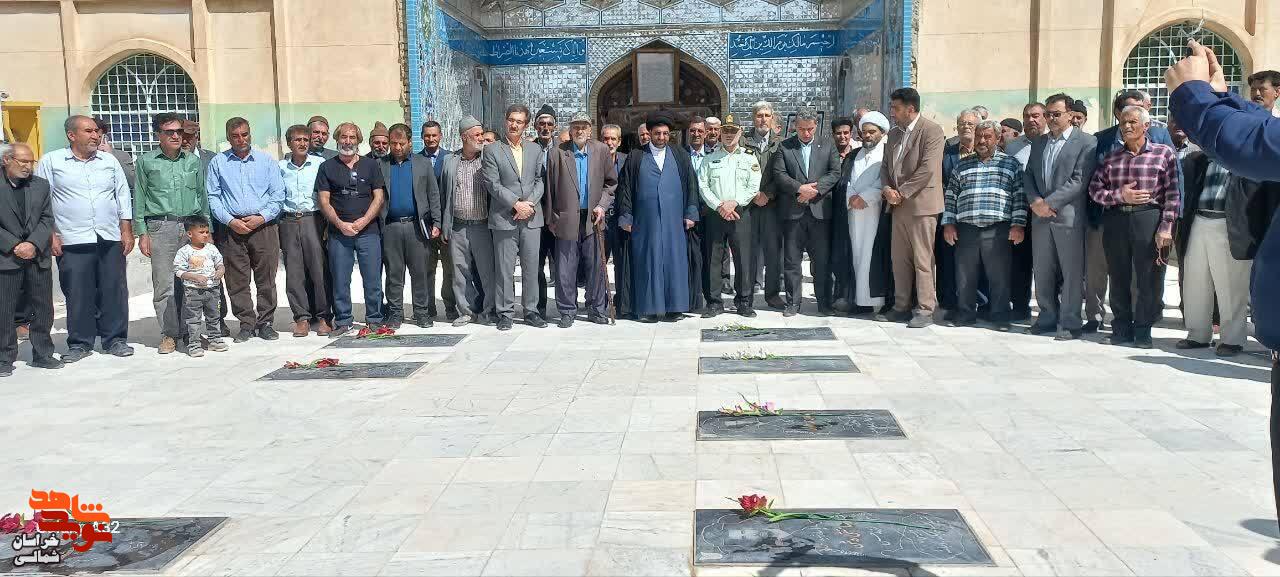 گزارش تصویری/ غبارروبی و عطر افشانی گلزار شهدا 