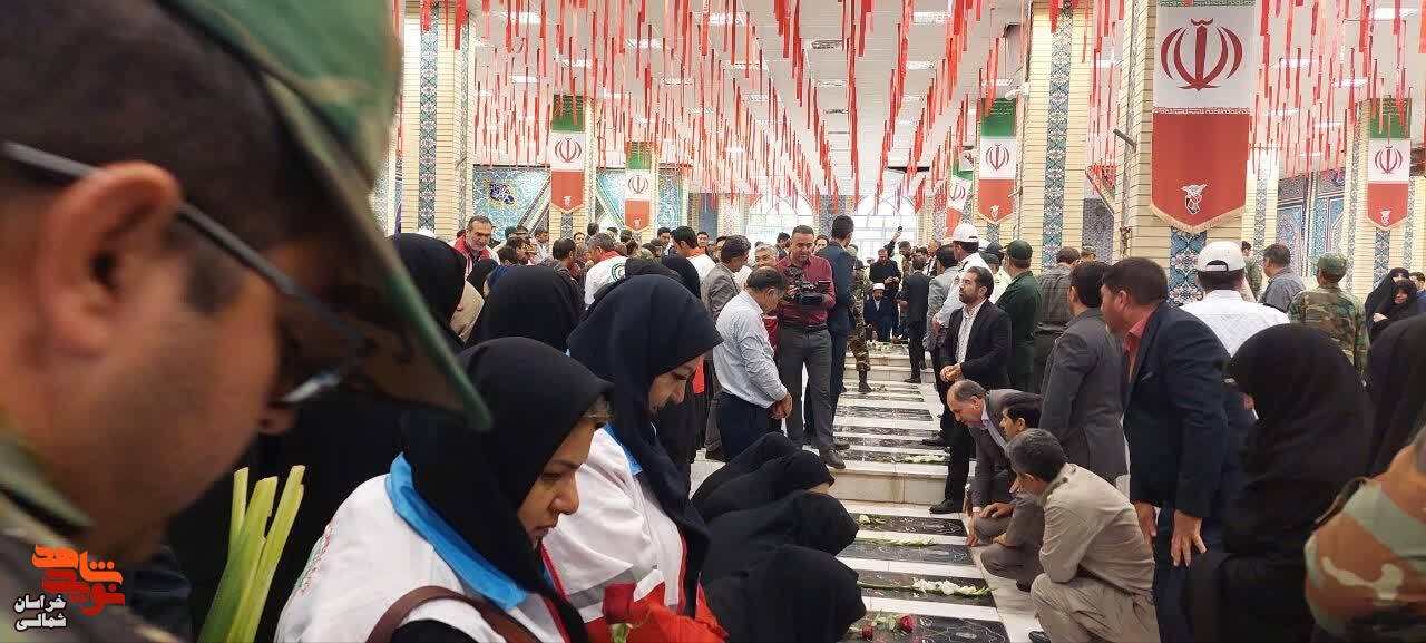 گزارش تصویری/ غبارروبی و عطر افشانی گلزار شهدا 