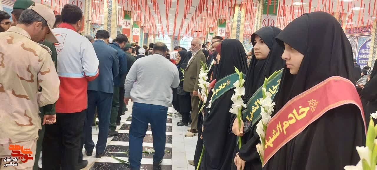 گزارش تصویری/ غبارروبی و عطر افشانی گلزار شهدا 