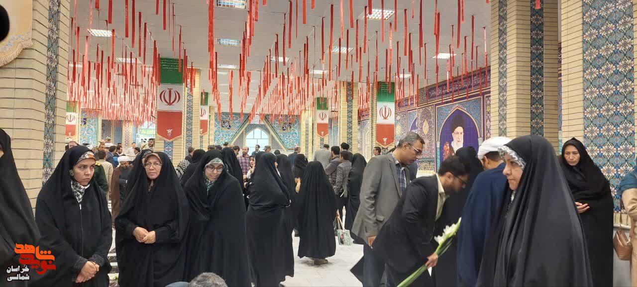 گزارش تصویری/ غبارروبی و عطر افشانی گلزار شهدا 