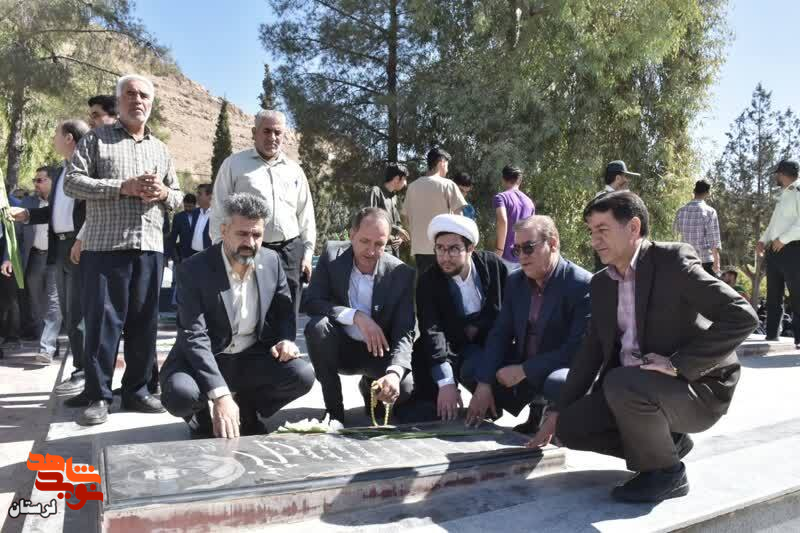 گلزار شهدای خرم آباد عطرافشانی و گلباران شد