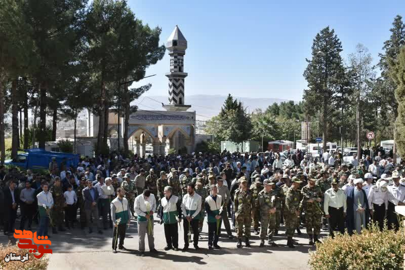 گلزار شهدای خرم آباد عطرافشانی و گلباران شد
