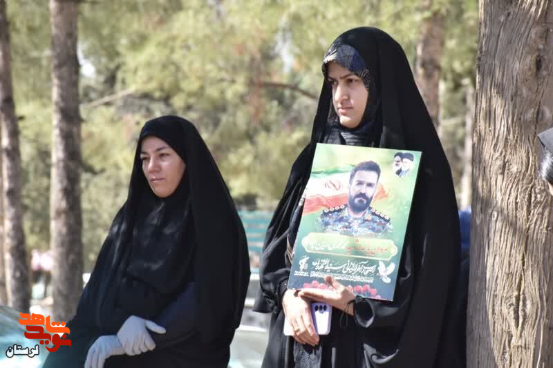 گلزار شهدای خرم آباد عطرافشانی و گلباران شد