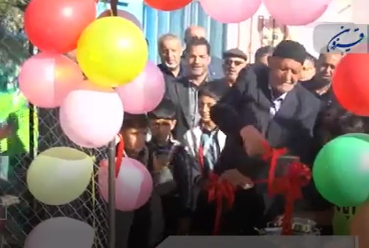 فیلم | زمین چمن مصنوعی شهید «حاجیزاده» با دستان پدر شهید «غفوری» افتتاح شد فیلم | زمین چمن مصنوعی شهید «حاجیزاده» با دستان پدر شهید «غفوری» افتتاح شد