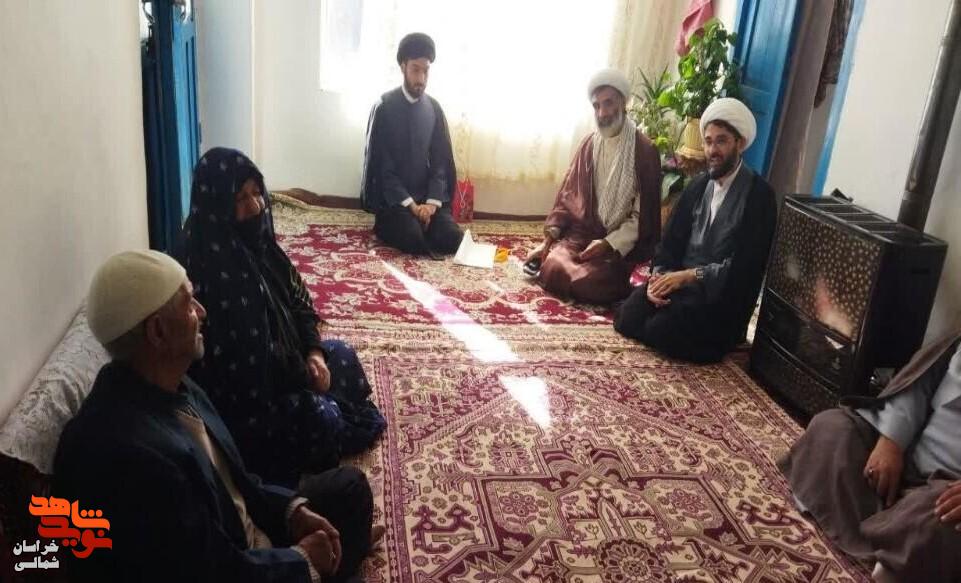 تصاویر/ دیدار جمعی از مسئولان حوزوی با مادر شهید روحانی «علی ایمانی» در جاجرم