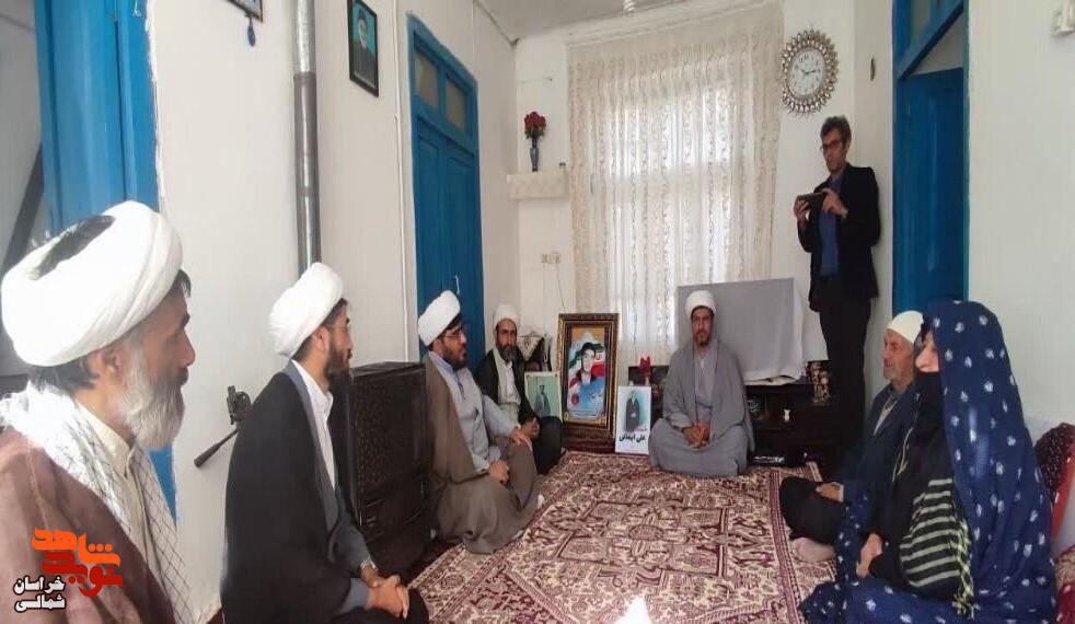 تصاویر/ دیدار جمعی از مسئولان حوزوی با مادر شهید روحانی «علی ایمانی» در جاجرم
