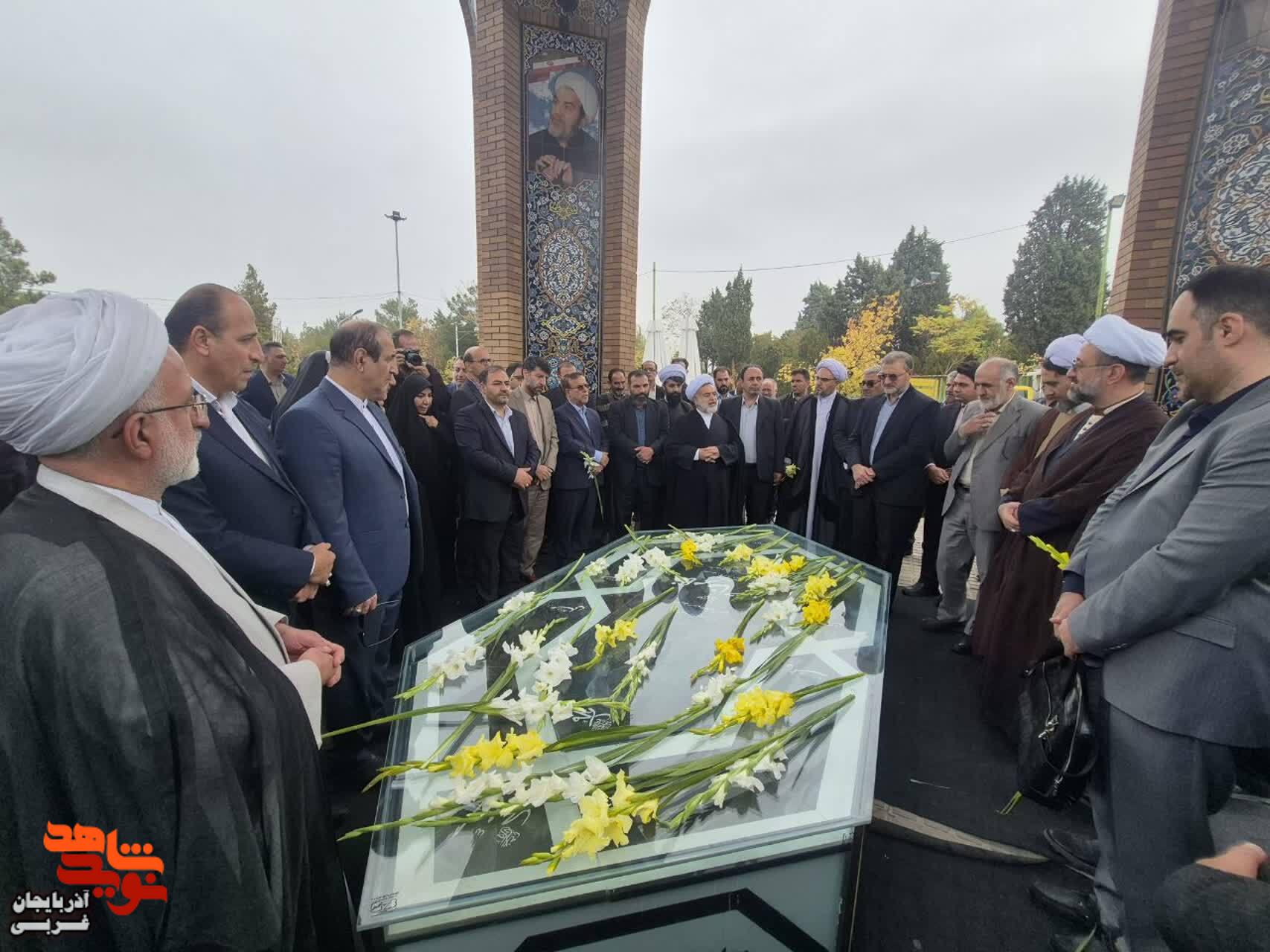 ادای احترام مشاورین امورایثارگران وزرا به مقام شامخ شهدا ادای احترام مشاورین امورایثارگران وزرا به مقام شامخ شهدا