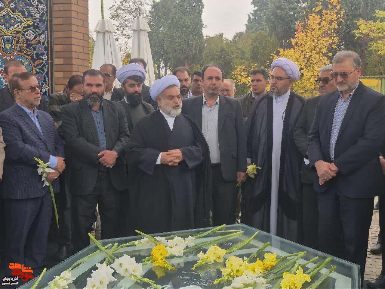 ادای احترام مشاورین امورایثارگران وزرا به مقام شامخ شهدا ادای احترام مشاورین امورایثارگران وزرا به مقام شامخ شهدا