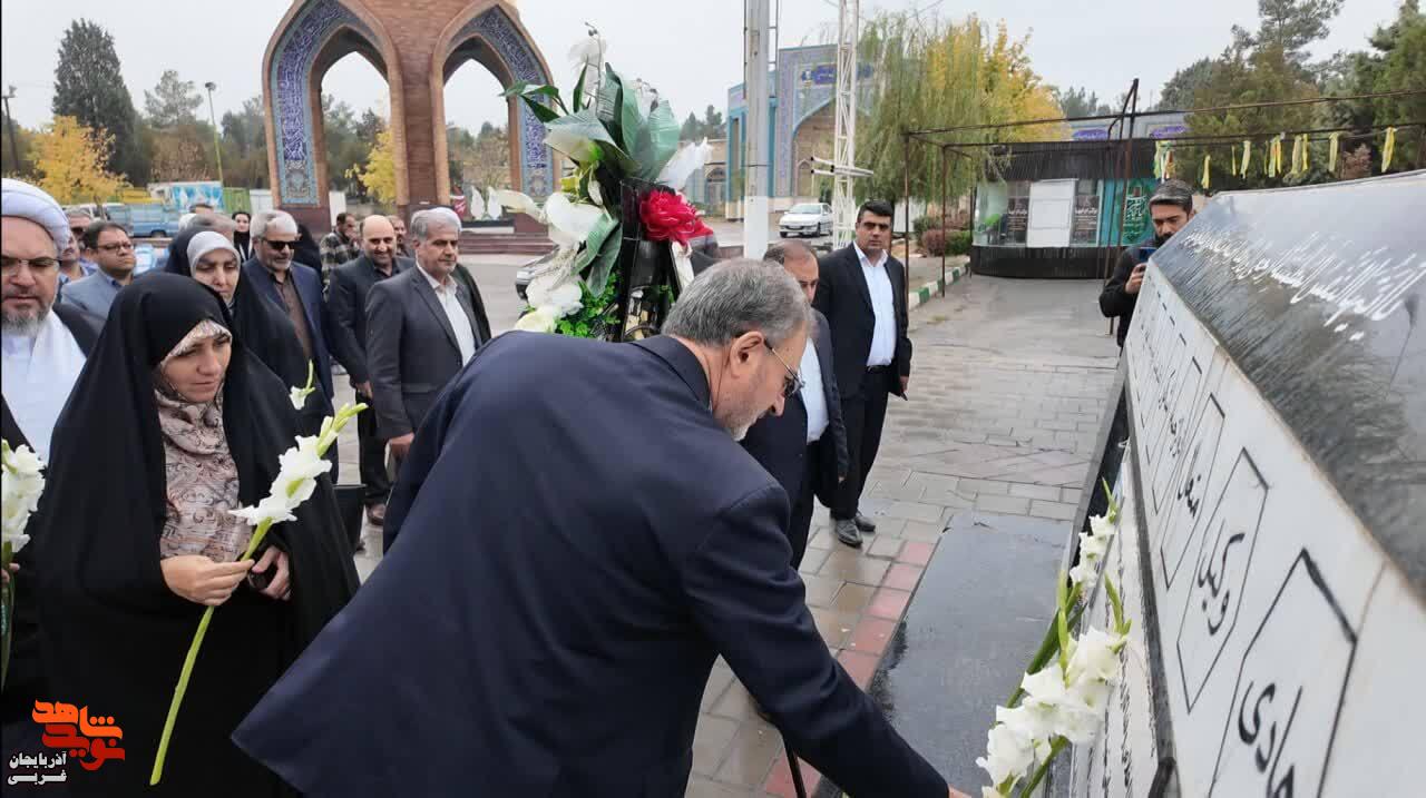 ادای احترام مشاورین امورایثارگران وزرا به مقام شامخ شهدا ادای احترام مشاورین امورایثارگران وزرا به مقام شامخ شهدا