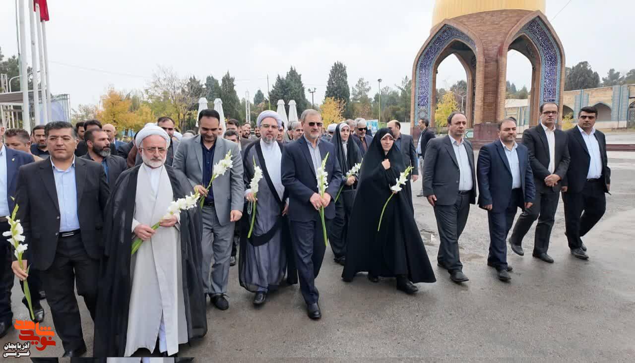 ادای احترام مشاورین امورایثارگران وزرا به مقام شامخ شهدا ادای احترام مشاورین امورایثارگران وزرا به مقام شامخ شهدا