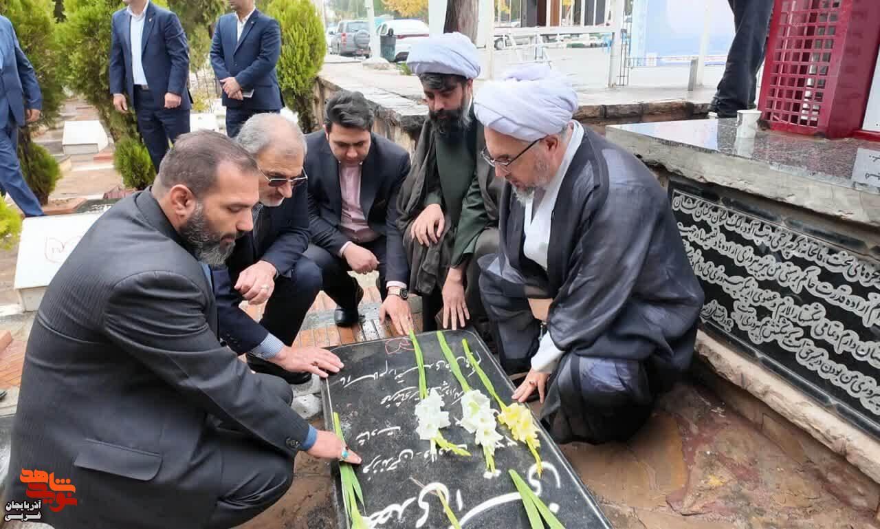 ادای احترام مشاورین امورایثارگران وزرا به مقام شامخ شهدا ادای احترام مشاورین امورایثارگران وزرا به مقام شامخ شهدا