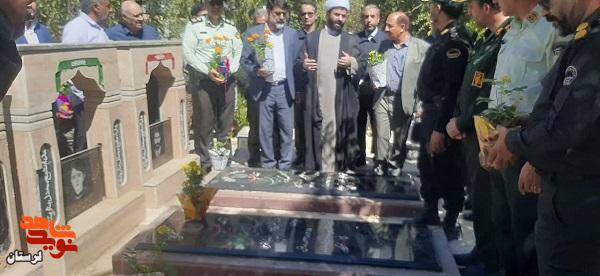 مراسم عطرافشانی و گلباران مزار شهدای استان برگزار شد مراسم عطرافشانی و گلباران مزار شهدای استان برگزار شد