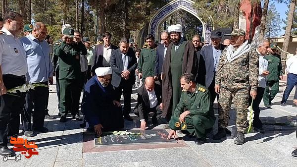 مراسم عطرافشانی و گلباران مزار شهدای استان برگزار شد مراسم عطرافشانی و گلباران مزار شهدای استان برگزار شد