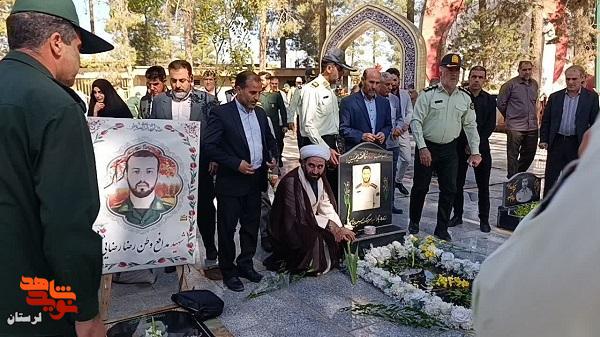 مراسم عطرافشانی و گلباران مزار شهدای استان برگزار شد مراسم عطرافشانی و گلباران مزار شهدای استان برگزار شد