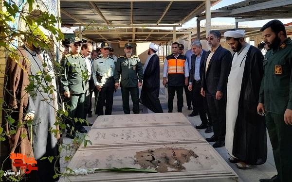 مراسم عطرافشانی و گلباران مزار شهدای استان برگزار شد مراسم عطرافشانی و گلباران مزار شهدای استان برگزار شد