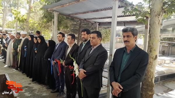 مراسم عطرافشانی و گلباران مزار شهدای استان برگزار شد مراسم عطرافشانی و گلباران مزار شهدای استان برگزار شد