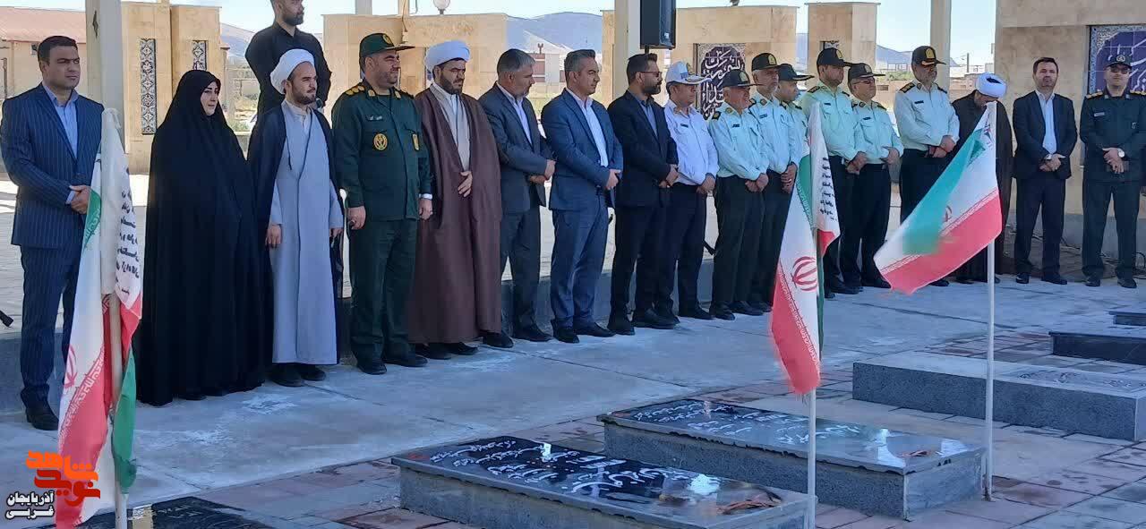 غبارروبی وعطرافشانی مزار مطهر شهدا باروق غبارروبی وعطرافشانی مزار مطهر شهدا باروق