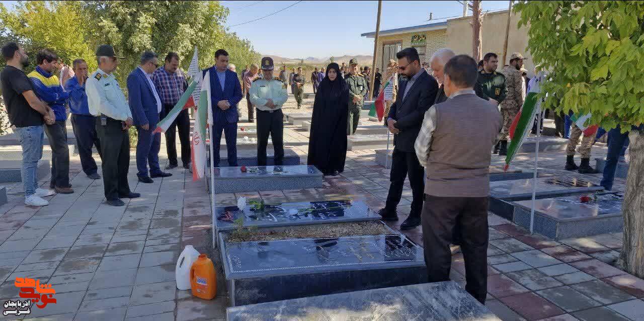 غبارروبی وعطرافشانی مزار مطهر شهدا باروق غبارروبی وعطرافشانی مزار مطهر شهدا باروق