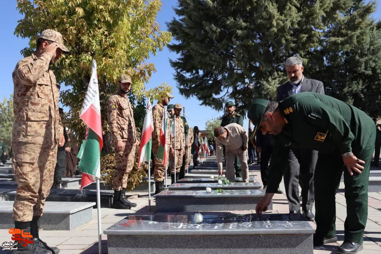 غبارروبی وعطرافشانی مزار مطهر شهدا باروق غبارروبی وعطرافشانی مزار مطهر شهدا باروق