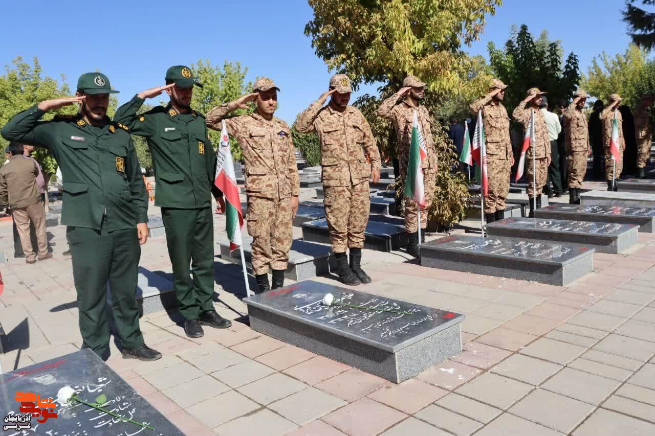 غبارروبی وعطرافشانی مزار مطهر شهدا باروق غبارروبی وعطرافشانی مزار مطهر شهدا باروق