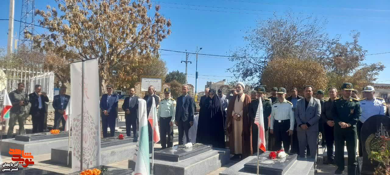 غبار روبی و گلباران مزار شهدای شهرستان پلدشت غبار روبی و گلباران مزار شهدای شهرستان پلدشت