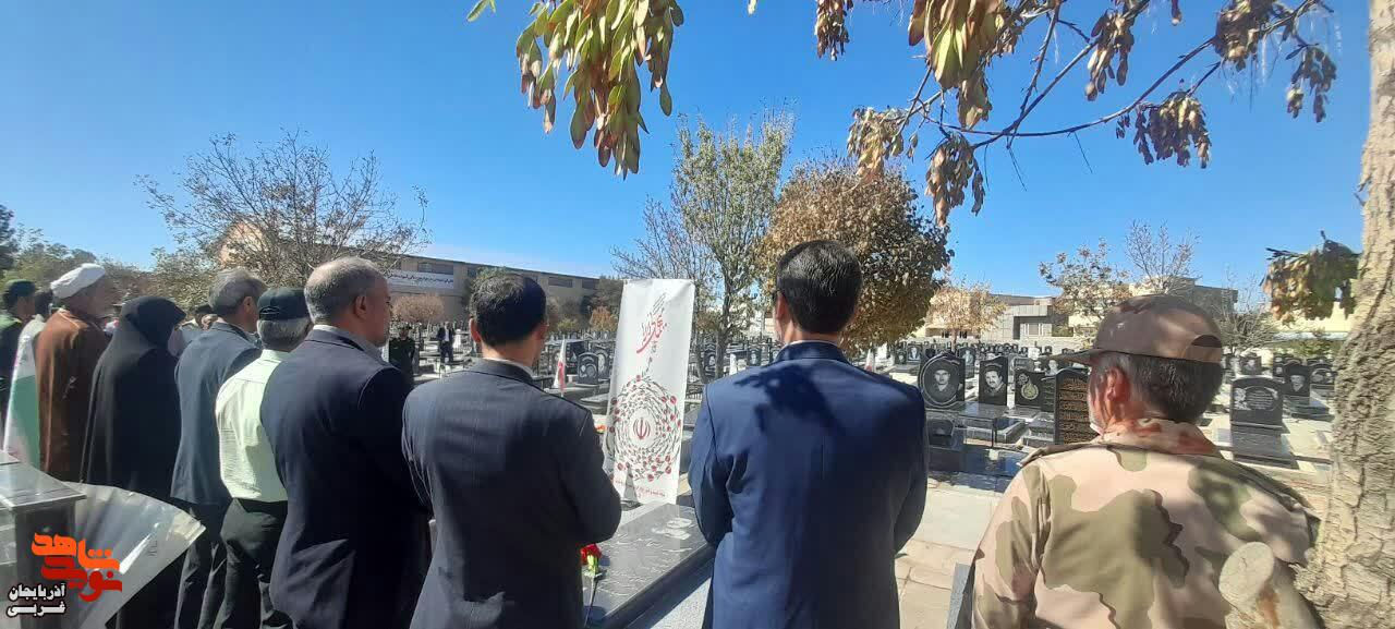 غبار روبی و گلباران مزار شهدای شهرستان پلدشت غبار روبی و گلباران مزار شهدای شهرستان پلدشت