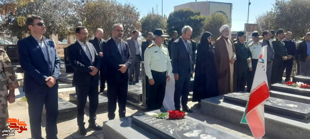 غبار روبی و گلباران مزار شهدای شهرستان پلدشت غبار روبی و گلباران مزار شهدای شهرستان پلدشت