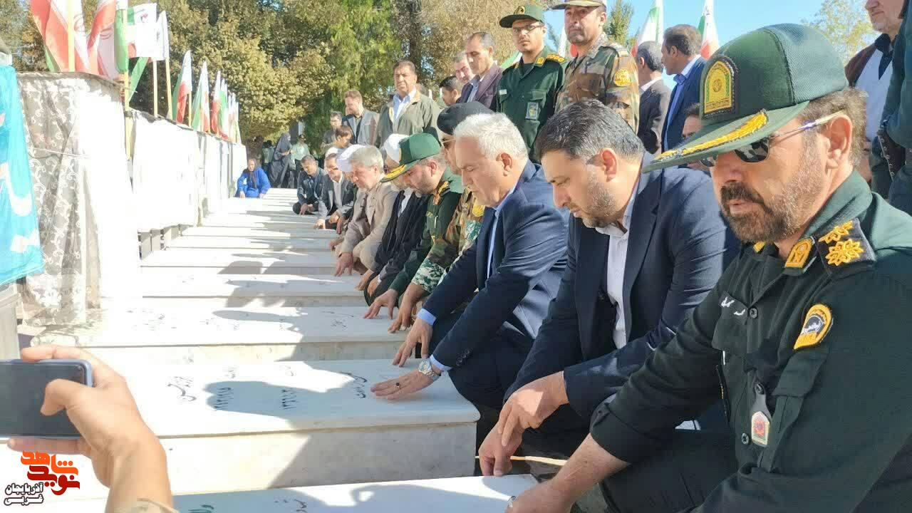 مراسم میهمانی لاله ها بمناسبت هفته دفاع مقدس در گلزار مطهر شهدای خوی مراسم میهمانی لاله ها بمناسبت هفته دفاع مقدس در گلزار مطهر شهدای خوی