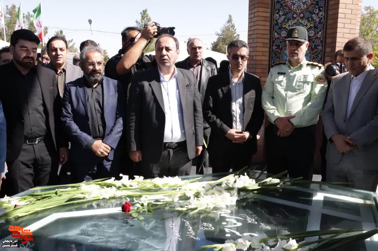 برگزاری مراسم عطر افشانی و گلباران مزار شهدا ارومیه برگزاری مراسم عطر افشانی و گلباران مزار شهدا ارومیه