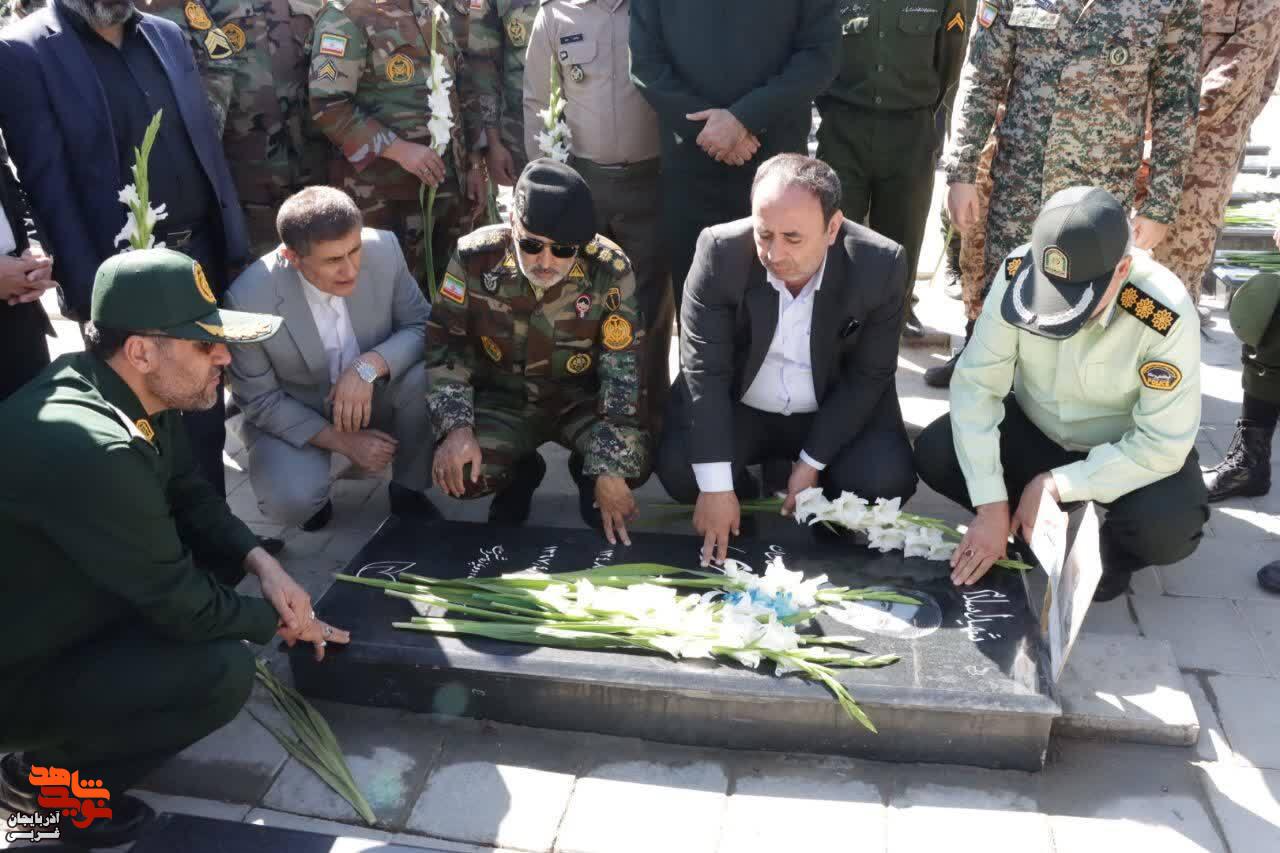 برگزاری مراسم عطر افشانی و گلباران مزار شهدا ارومیه برگزاری مراسم عطر افشانی و گلباران مزار شهدا ارومیه