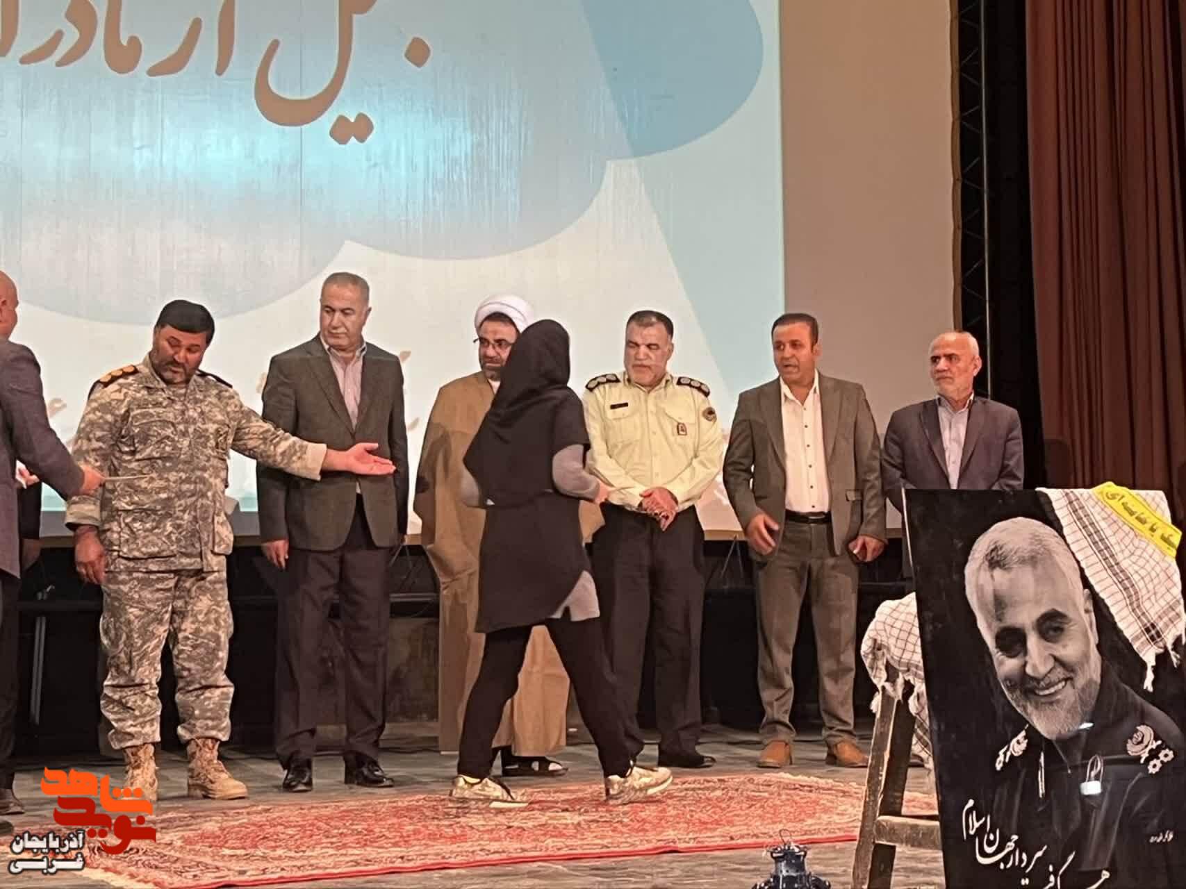 مراسم ویژه تجلیل از بانوان شاغل و مادران و همسران و فرزندان شاهد