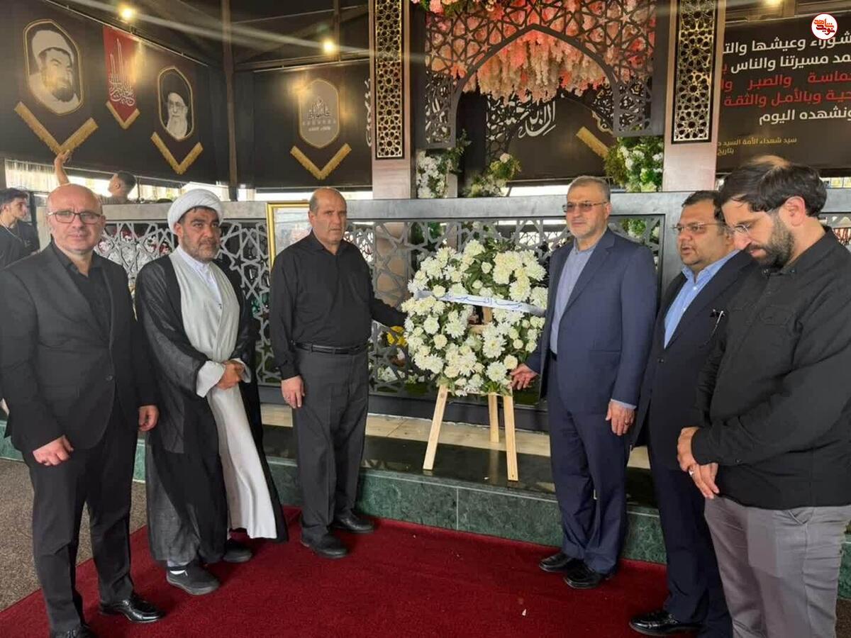 ادای احترام معاون فرهنگی و آموزشی بنیاد شهید و امور ایثارگران به شهدای مقاومت