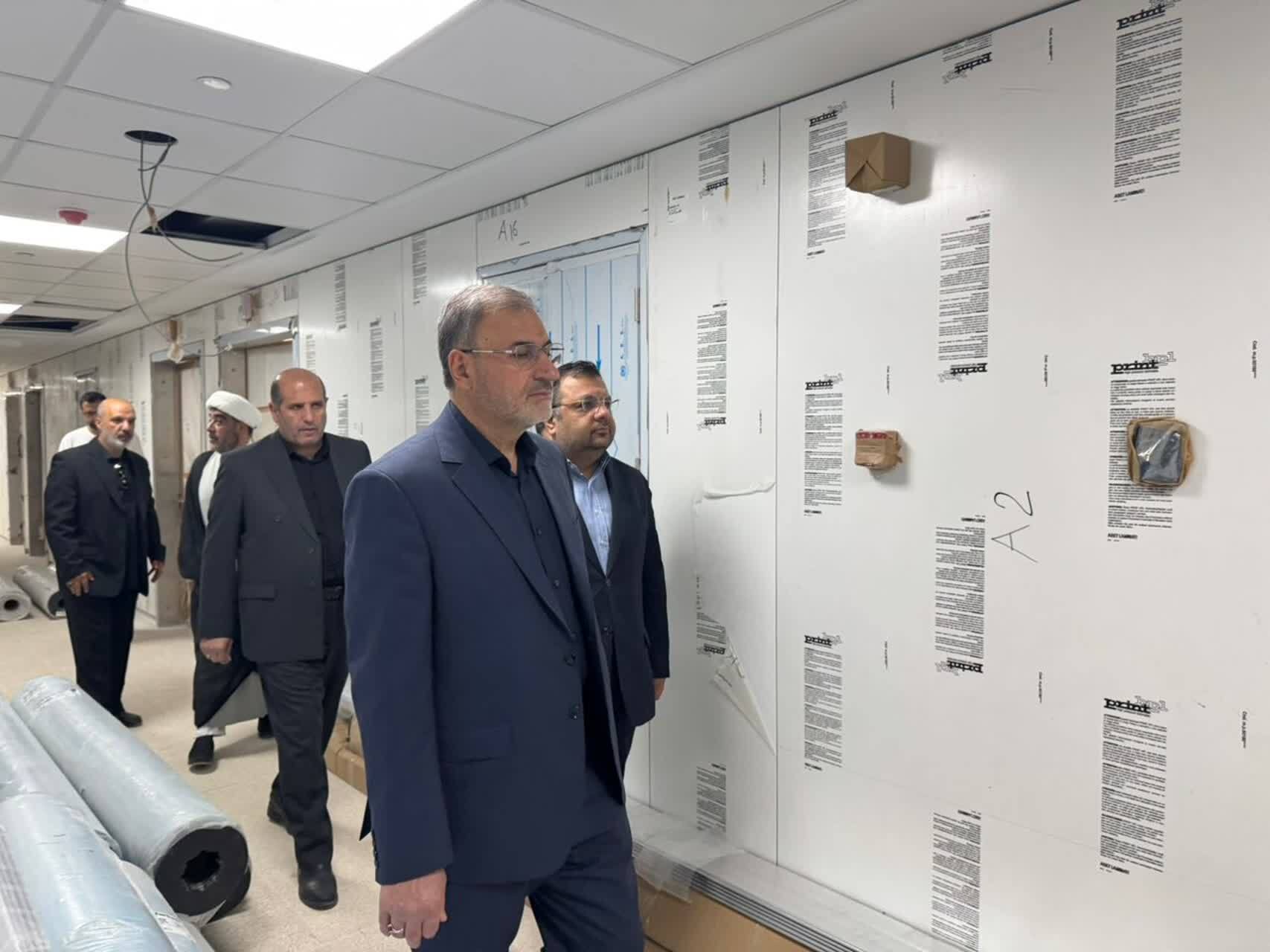 عکس/ ادای احترام معاون فرهنگی و آموزشی بنیاد شهید و امور ایثارگران به شهدای مقاومت