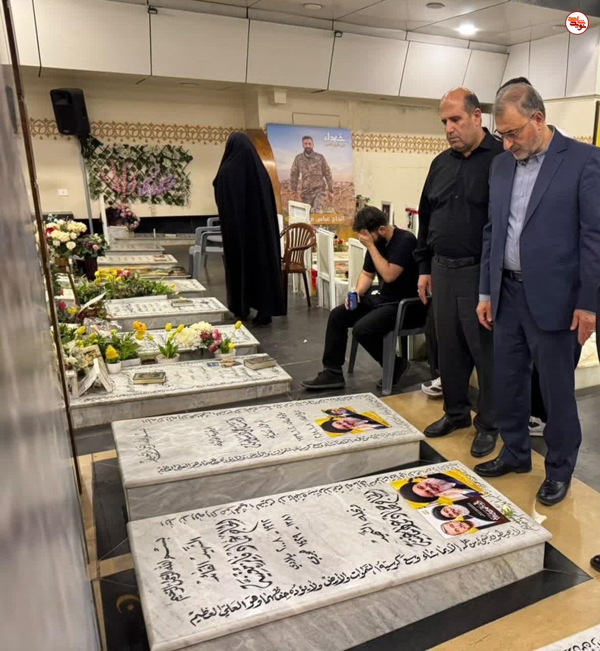 عکس/ ادای احترام معاون فرهنگی و آموزشی بنیاد شهید و امور ایثارگران به شهدای مقاومت