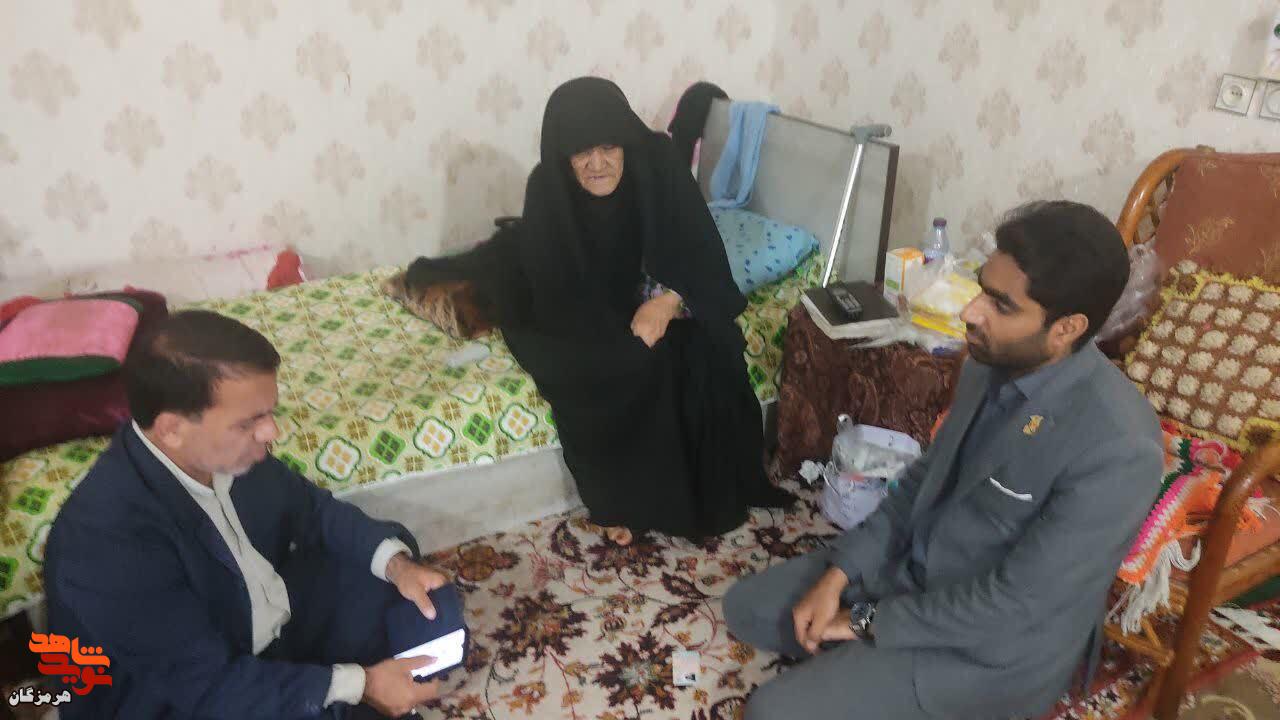 دیدار مدیرکل بنیاد شهید هرمزگان با مادر دو شهید والامقام