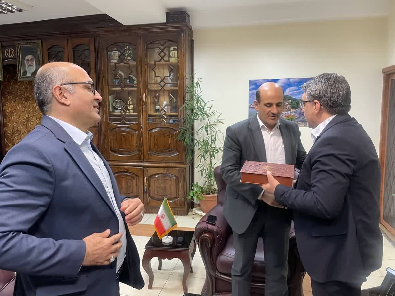 تأکید بر ظرفیت‌های هنری گیلان در نشست مدیرکل امور هنری بنیاد شهید با فرماندار لاهیجان