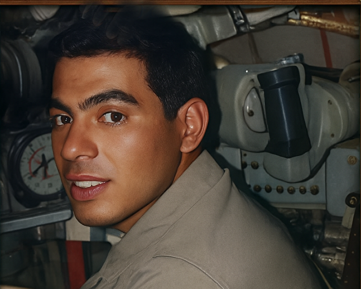 تصاویر به یادگار مانده از شهید طارق حیدری‌پور که در حمله اشرار مسلح به بانک به شهادت رسید