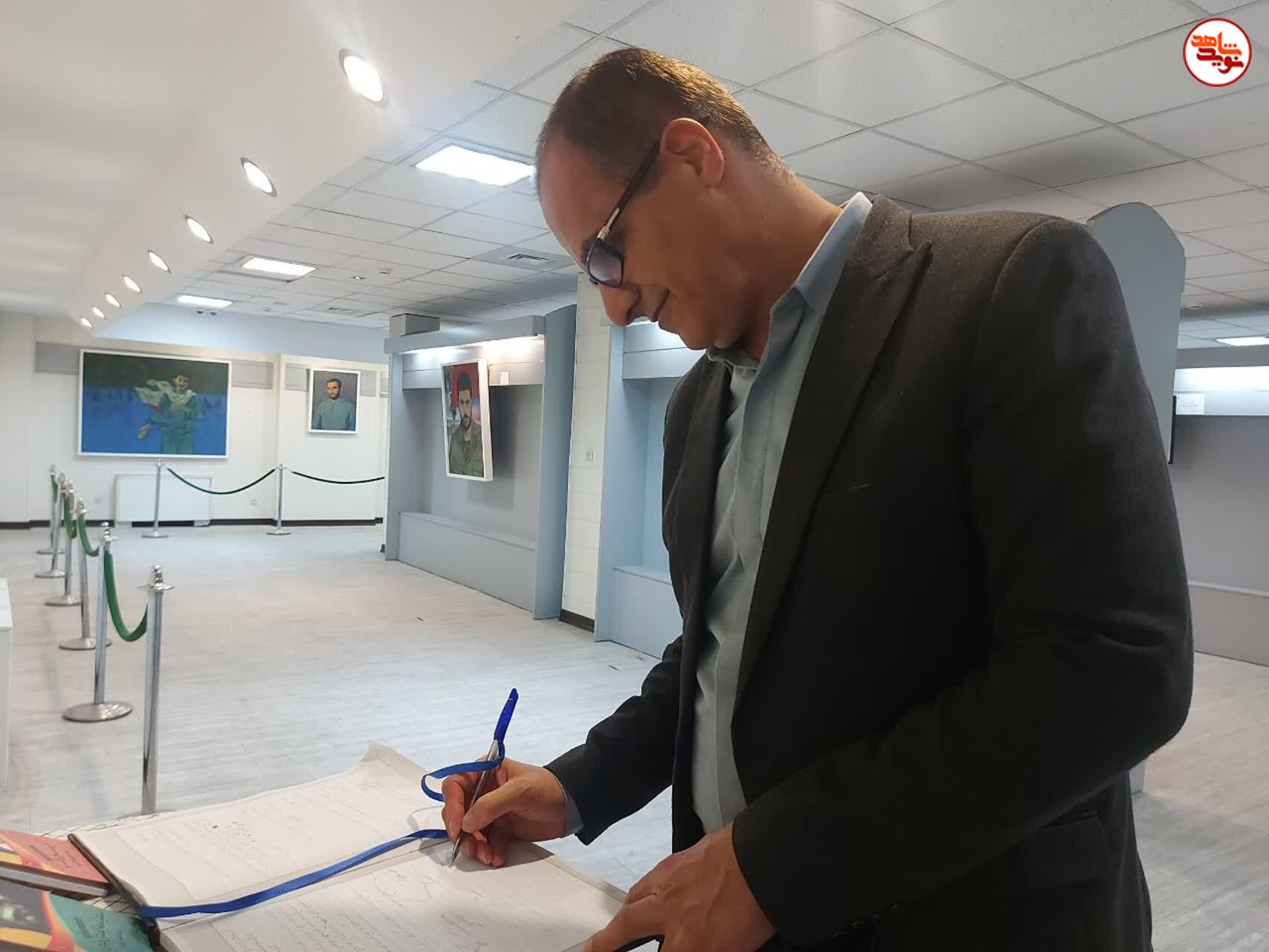 بازدید مشاور معاون فرهنگی بنیاد شهید از نمایشگاه «کوله‌بار شهامت»