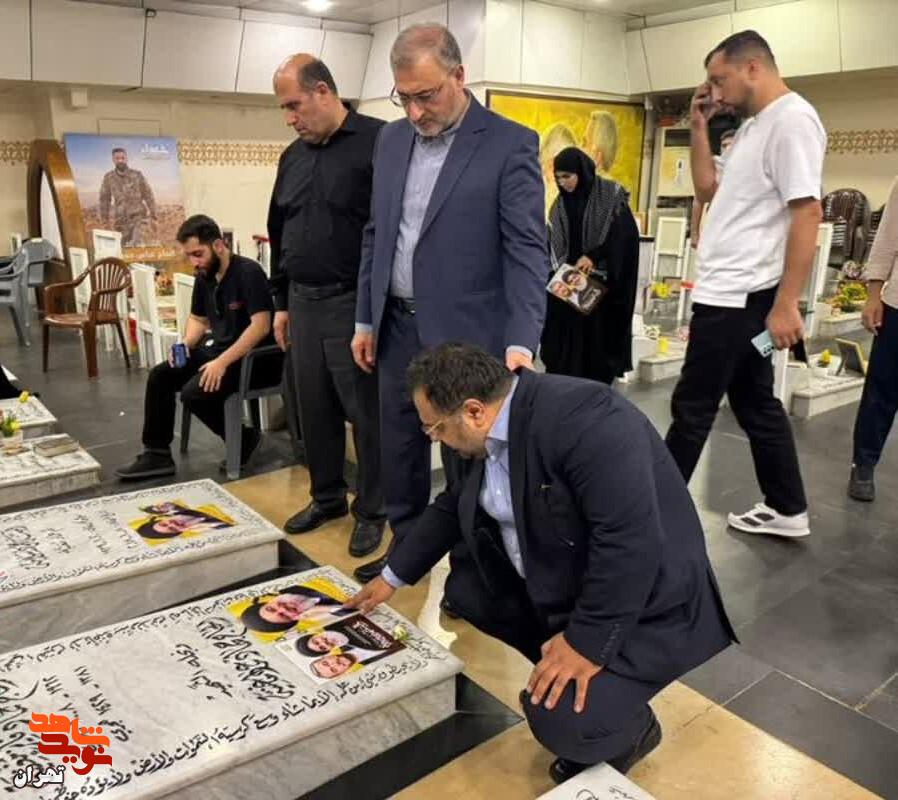 گزارش تصویری/ ادای احترام عباسعلی رضایی مدیرکل بنیاد شهید و امور ایثارگران تهران بزرگ به شهدای مقاومت