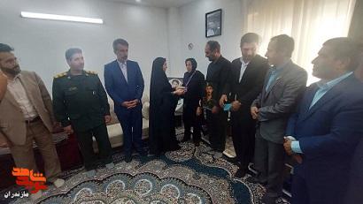 اهدای مدال قهرمانی دختر فریدونکنار به گردن مادر شهید جنگ ۱۲ روزه شهید «امیر حسین نصیری»