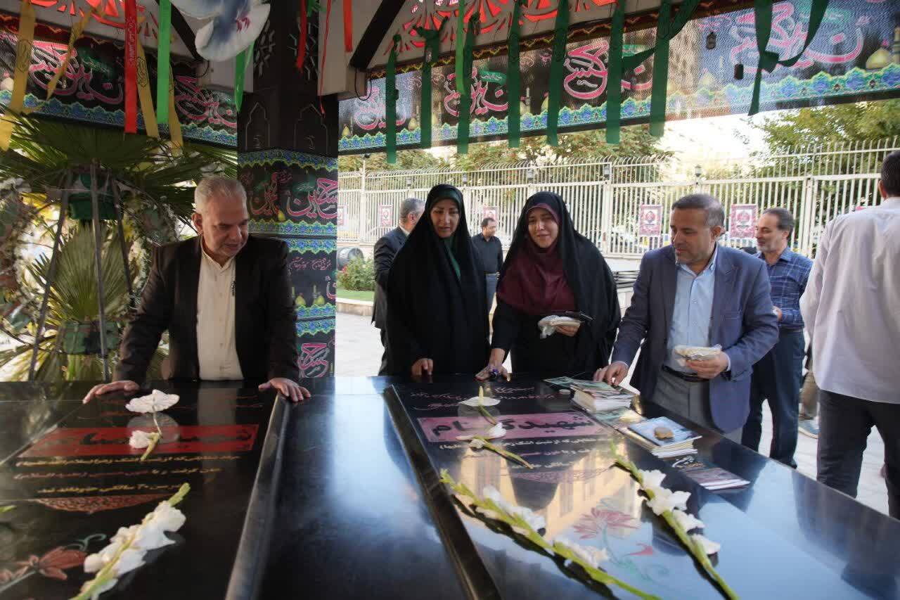 مراسم پرفیض زیارت عاشورا در جوار شهدای گمنام وزارت نفت برگزار شد مراسم پرفیض زیارت عاشورا در جوار شهدای گمنام وزارت نفت برگزار شد