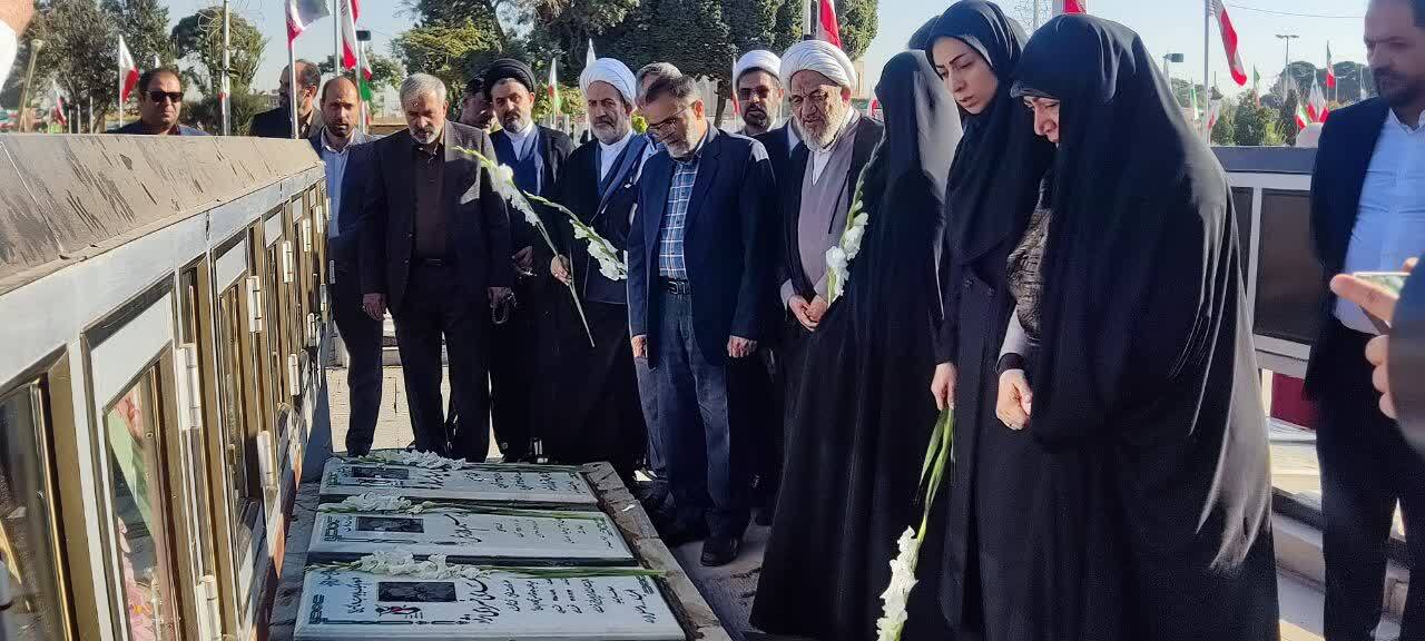 تجدید میثاق  اعضای کمیسیون فرهنگی مجلس با شهدای قزوین