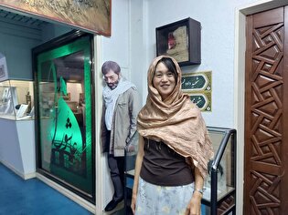 بازدید گردشگر ژاپنی از موزه مرکزی شهدا