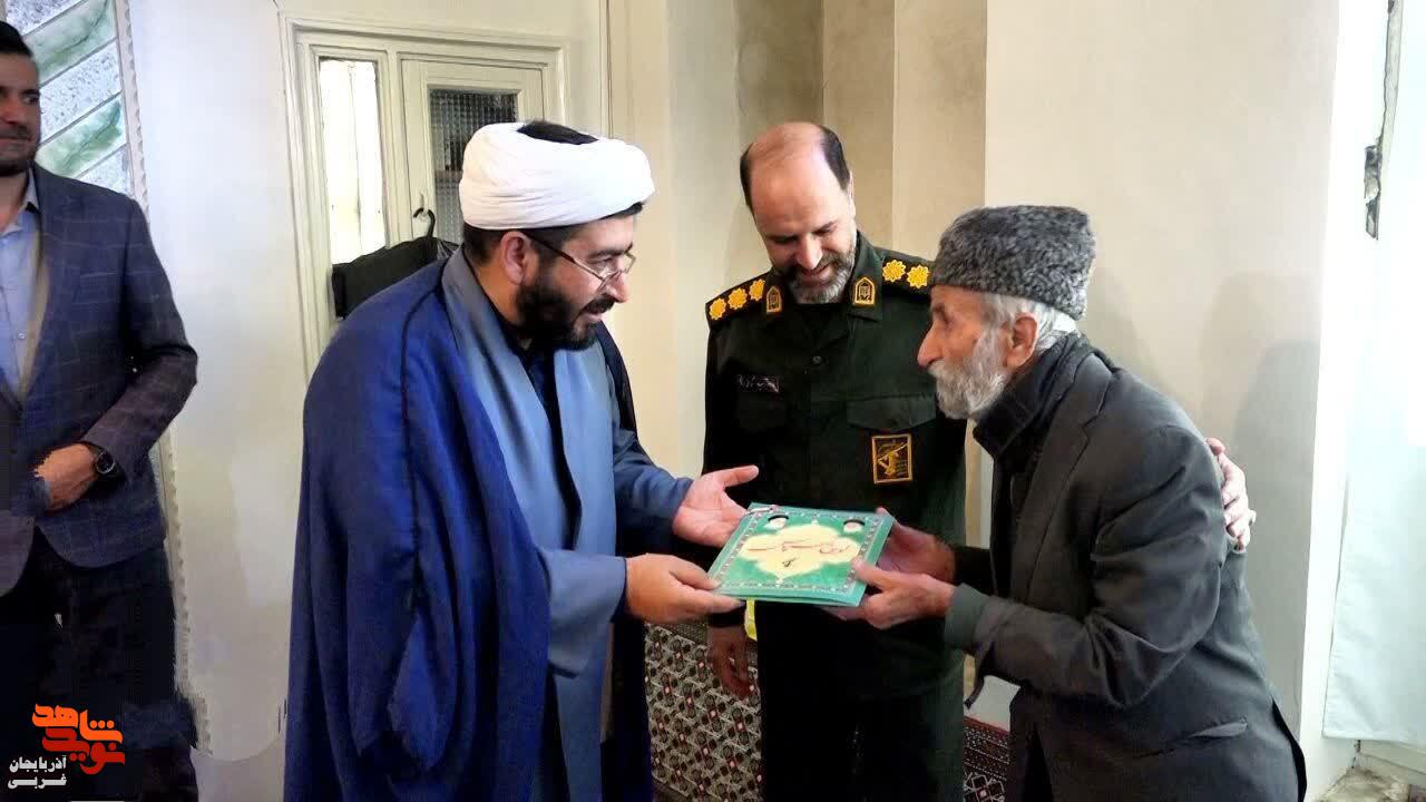 دیدار از خانواده شهدا در قالب رزمایش رهروان شهدا تکاب