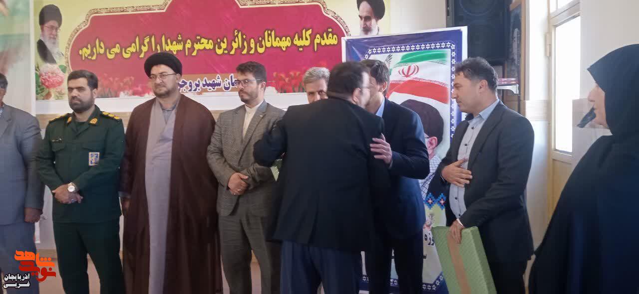 تجلیل از خانواده های معظم شهدا در محل یادمان شهید بروجردی در شهرستان نقده