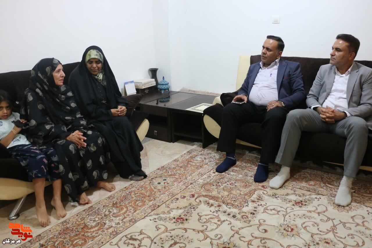 دیدار مدیر آموزش و پرورش ناحیه دو بندرعباس با خانواده های معظم شهدا دیدار مدیر آموزش و پرورش ناحیه دو بندرعباس با خانواده های معظم شهدا